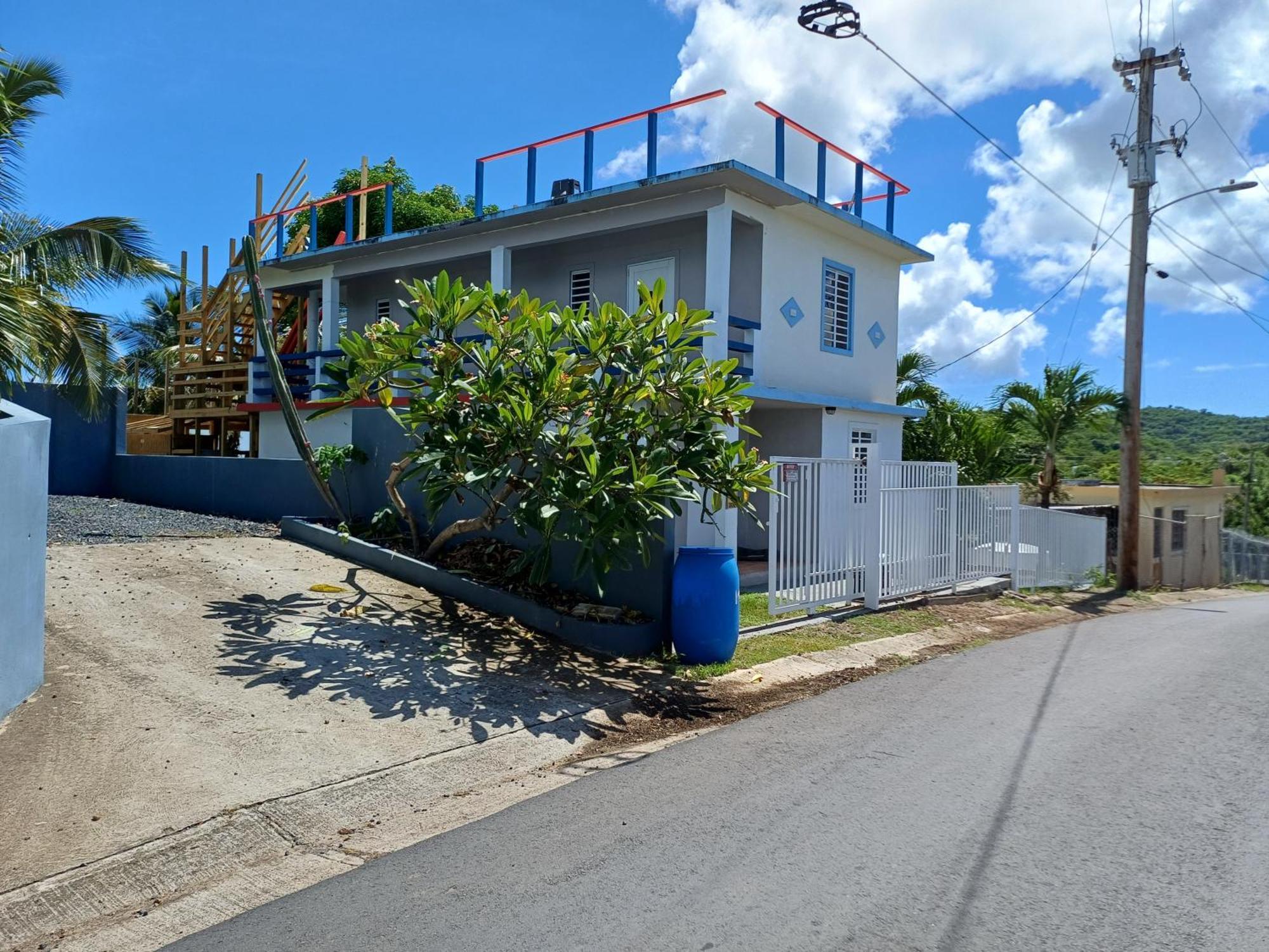 Rooster Run Glamping Camping Has Rooftop And Off The Ground Glamping Experience For 1 To 16 In A Single Tent And Views Of The Rain Forrest And To Culebra Across The Atlantic Ocean W Tents, Linens, Deluxe Air Beds, Warm Shower And More At A Great Pric ビエケス エクステリア 写真