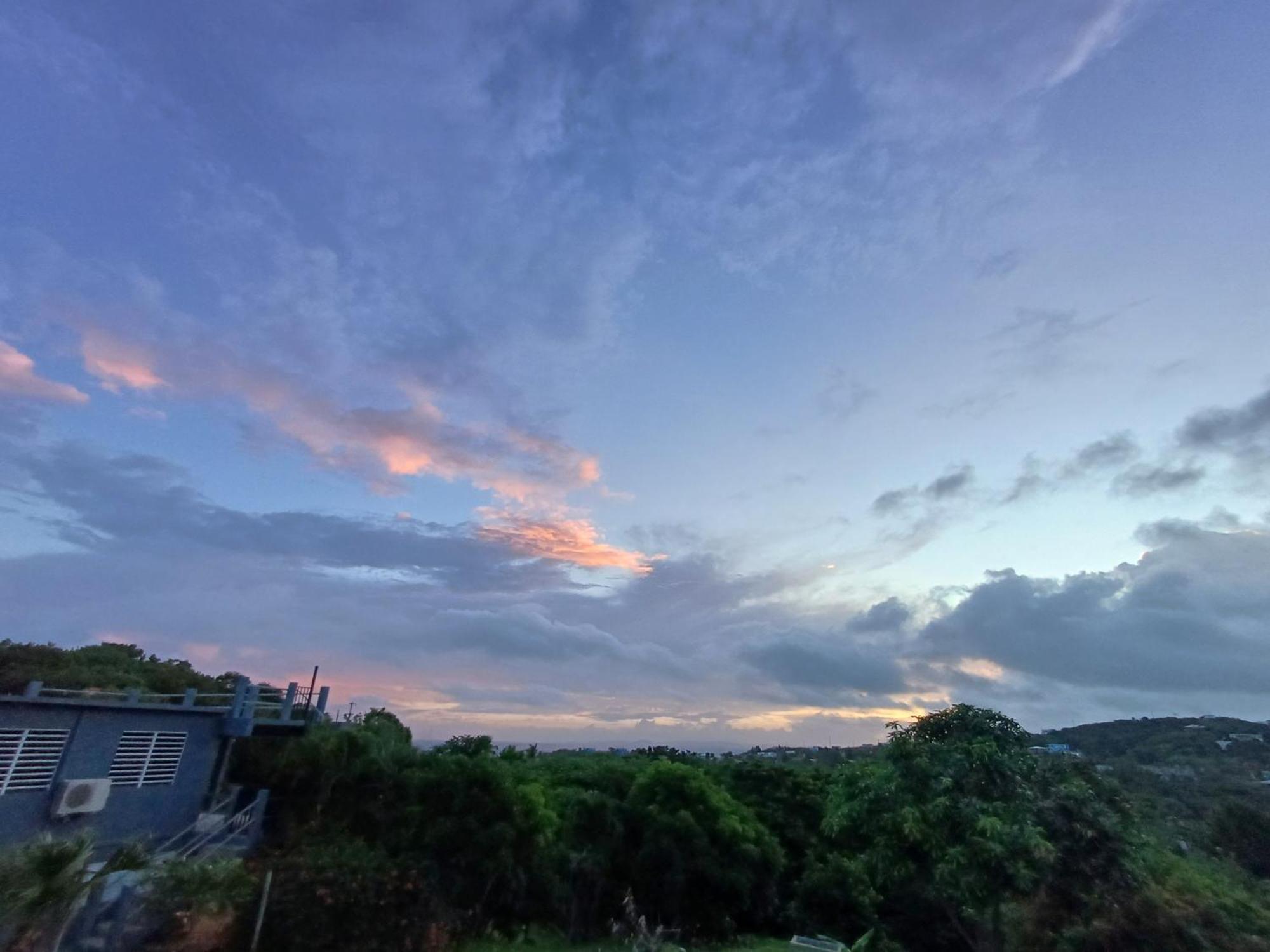 Rooster Run Glamping Camping Has Rooftop And Off The Ground Glamping Experience For 1 To 16 In A Single Tent And Views Of The Rain Forrest And To Culebra Across The Atlantic Ocean W Tents, Linens, Deluxe Air Beds, Warm Shower And More At A Great Pric ビエケス エクステリア 写真