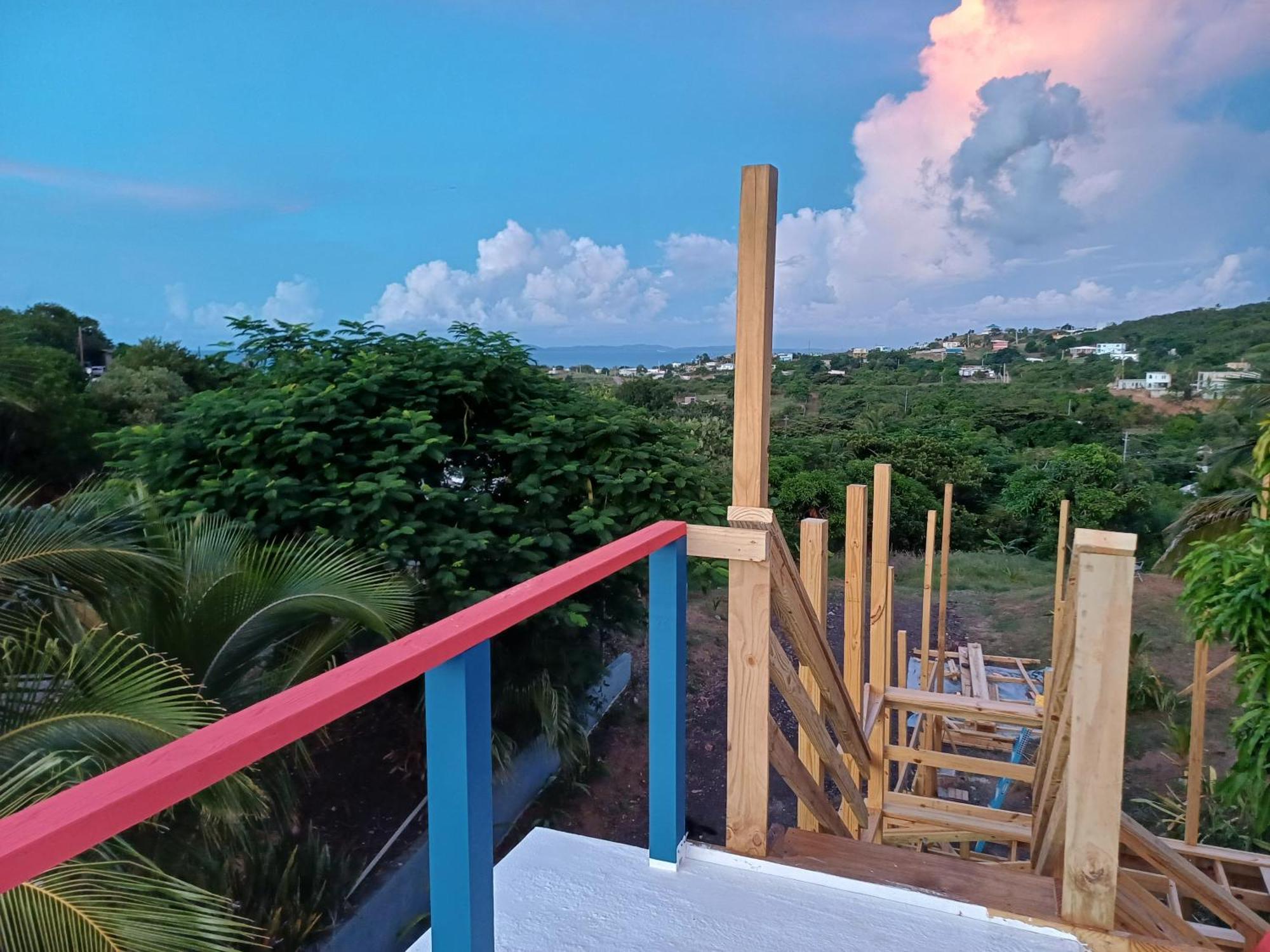 Rooster Run Glamping Camping Has Rooftop And Off The Ground Glamping Experience For 1 To 16 In A Single Tent And Views Of The Rain Forrest And To Culebra Across The Atlantic Ocean W Tents, Linens, Deluxe Air Beds, Warm Shower And More At A Great Pric ビエケス エクステリア 写真